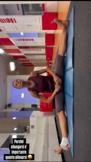 Martina Colombari feet photo thumbnail