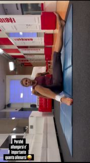 Martina Colombari feet photo thumbnail