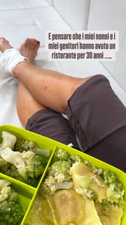 Martina Colombari feet photo thumbnail