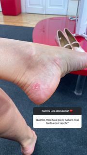 Martina Colombari feet photo thumbnail