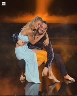 Martina Colombari feet photo thumbnail