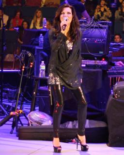 Martina McBride feet photo thumbnail
