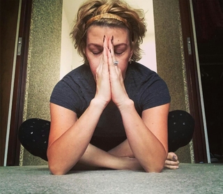 Mary Elizabeth Ellis feet photo thumbnail