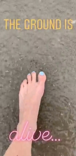 Mary Elizabeth Ellis feet photo thumbnail