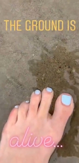 Mary Elizabeth Ellis feet photo thumbnail