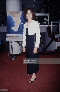 Mary Elizabeth Mastrantonio feet photo thumbnail