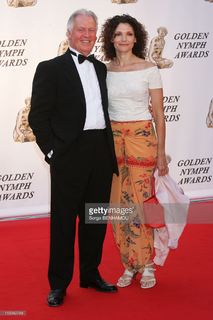 Mary Elizabeth Mastrantonio feet photo thumbnail