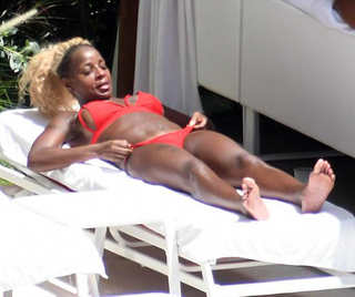 Mary J. Blige feet photo thumbnail