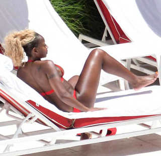 Mary J. Blige feet photo thumbnail