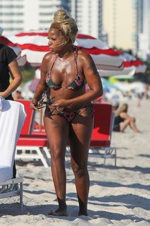 Mary J. Blige feet photo thumbnail