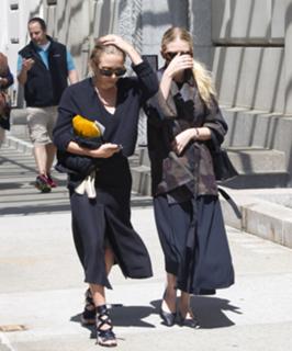 Mary-Kate Olsen feet photo thumbnail