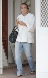 Mary-Kate Olsen feet photo thumbnail