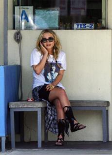Mary-Kate Olsen feet photo thumbnail
