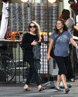 Mary-Kate Olsen feet photo thumbnail