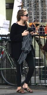 Mary-Kate Olsen feet photo thumbnail