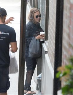 Mary-Kate Olsen feet photo thumbnail