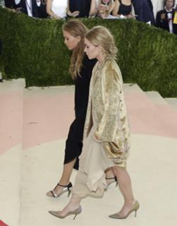 Mary-Kate Olsen feet photo thumbnail