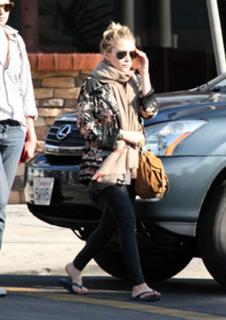 Mary-Kate Olsen feet photo thumbnail