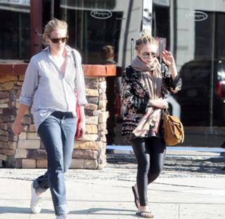 Mary-Kate Olsen feet photo thumbnail