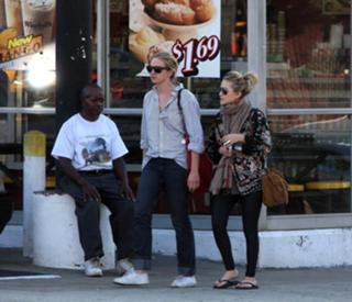 Mary-Kate Olsen feet photo thumbnail