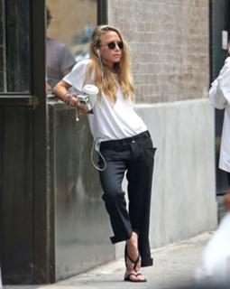 Mary-Kate Olsen feet photo thumbnail