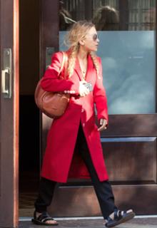 Mary-Kate Olsen feet photo thumbnail