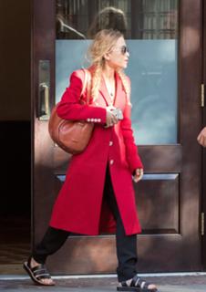Mary-Kate Olsen feet photo thumbnail