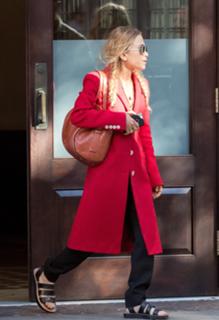 Mary-Kate Olsen feet photo thumbnail