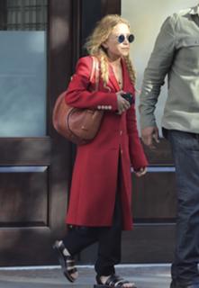 Mary-Kate Olsen feet photo thumbnail