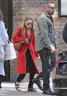 Mary-Kate Olsen feet photo thumbnail