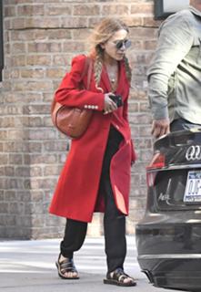 Mary-Kate Olsen feet photo thumbnail