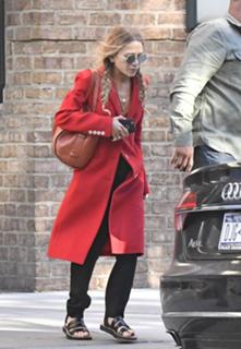 Mary-Kate Olsen feet photo thumbnail