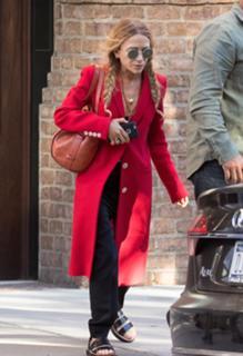 Mary-Kate Olsen feet photo thumbnail