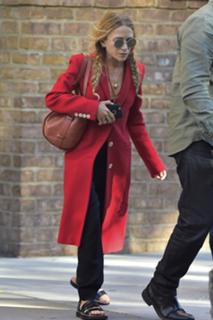 Mary-Kate Olsen feet photo thumbnail