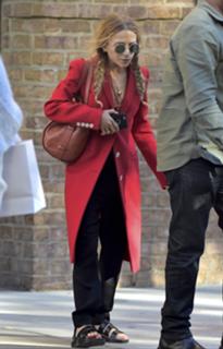 Mary-Kate Olsen feet photo thumbnail