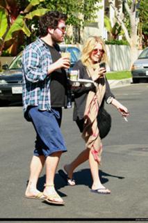 Mary-Kate Olsen feet photo thumbnail