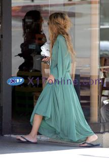 Mary-Kate Olsen feet photo thumbnail
