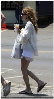 Mary-Kate Olsen feet photo thumbnail