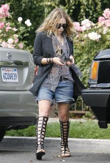 Mary-Kate Olsen feet photo thumbnail
