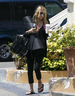 Mary-Kate Olsen feet photo thumbnail