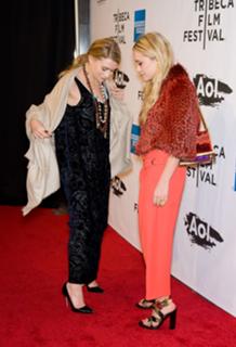 Mary-Kate Olsen feet photo thumbnail
