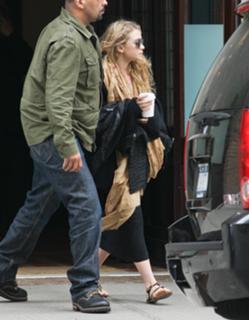 Mary-Kate Olsen feet photo thumbnail