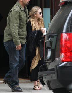 Mary-Kate Olsen feet photo thumbnail