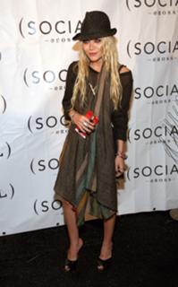 Mary-Kate Olsen feet photo thumbnail