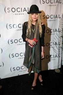 Mary-Kate Olsen feet photo thumbnail
