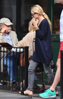 Mary-Kate Olsen feet photo thumbnail