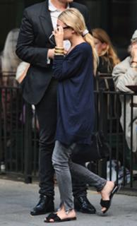 Mary-Kate Olsen feet photo thumbnail