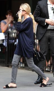 Mary-Kate Olsen feet photo thumbnail