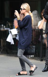 Mary-Kate Olsen feet photo thumbnail