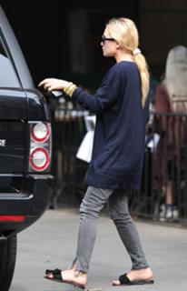 Mary-Kate Olsen feet photo thumbnail